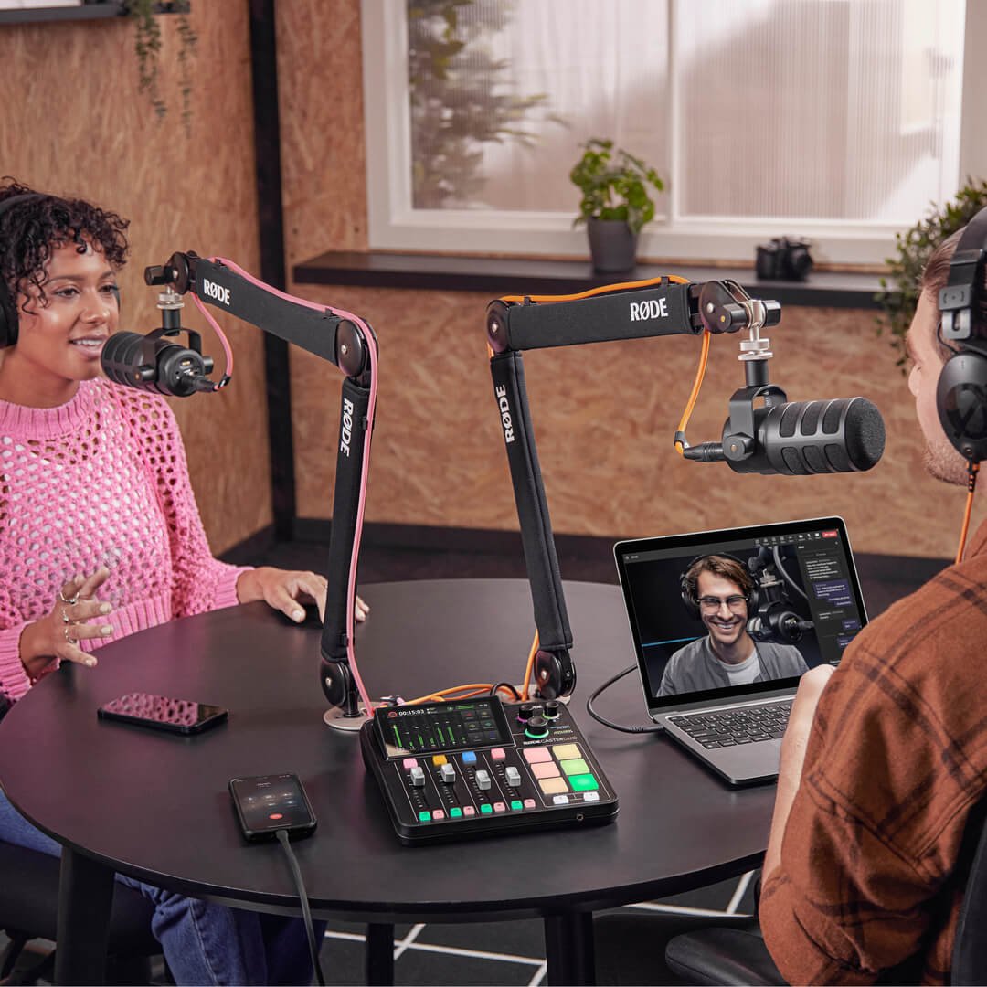RØDECaster Duo — استوديو إنتاج صوتي مدمج من RØDE، شاشة لمس ومتحكمات للبودكاست - صورة 2