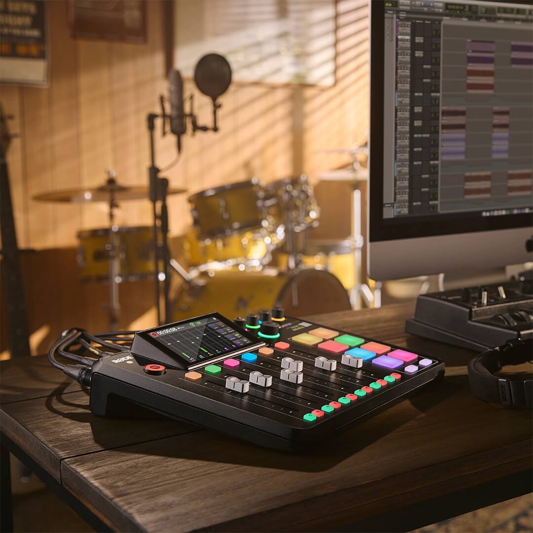 RØDECaster Pro II بجانب شاشة تعرض Ableton